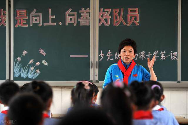 经由过程她这个脚色，把三个未婚妈妈的故事串连在一起，将爱与协调这个终究的主题得以表现。